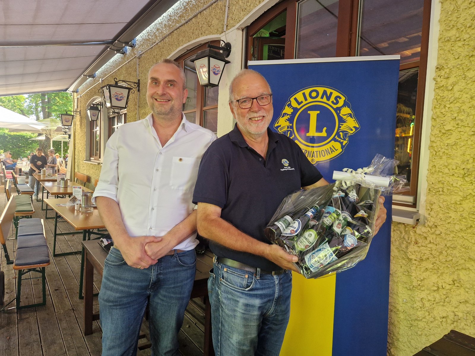 Dank und Geschenk zum Präsidentenwechsel beim Lions Club Augsburg-Friedensstadt